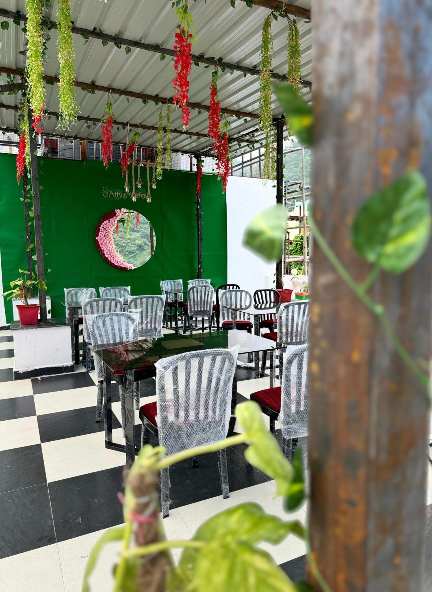 Sattva Cafe And Motel Rishīkesh 외부 사진